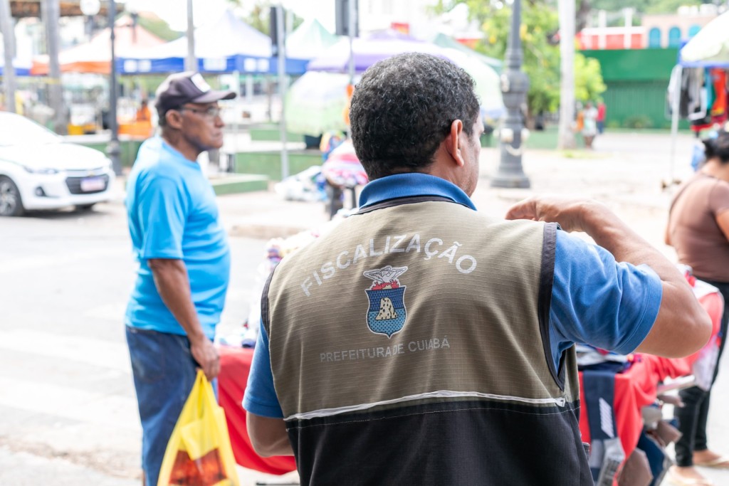 Ordem Pública orienta ambulantes do centro e interdita trailers abandonados nesta quinta-feira