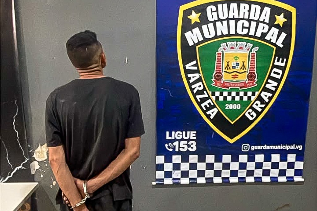 Guarda Municipal detém homem alcoolizado após veículo colidir contra residência no Cristo Rei