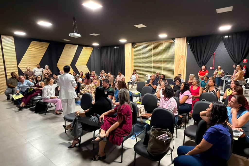 Secretária apresenta cartilha do RH e novas diretrizes de gestão a diretores da rede municipal