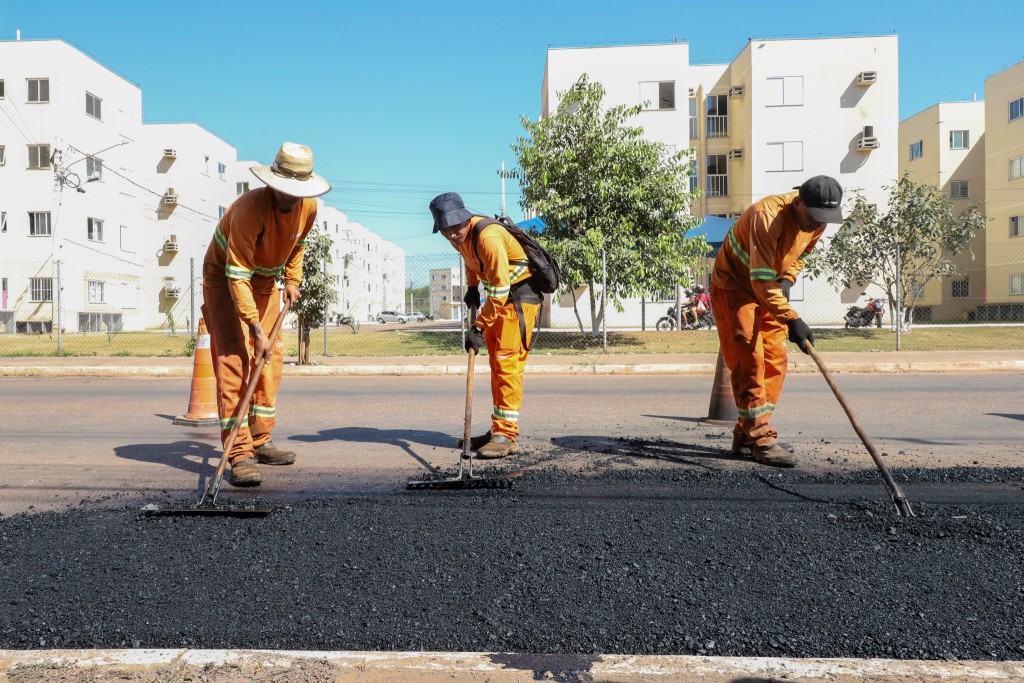Várzea Grande amplia serviços de tapa-buracos, patrolamento e drenagem em diferentes regiões