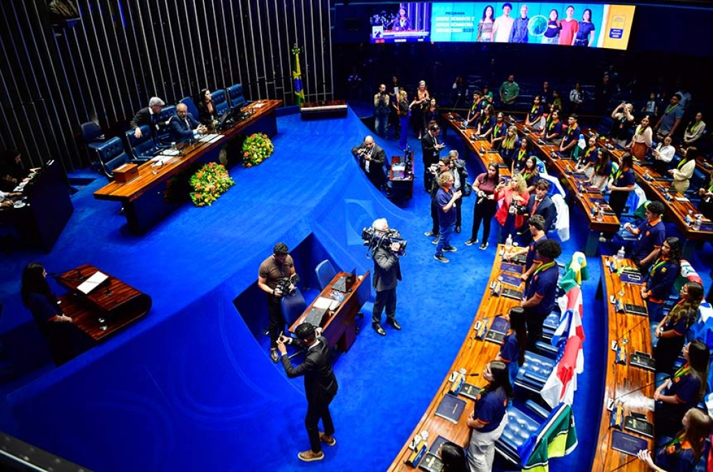 Jovens senadores tomam posse para Semana de Vivência Legislativa